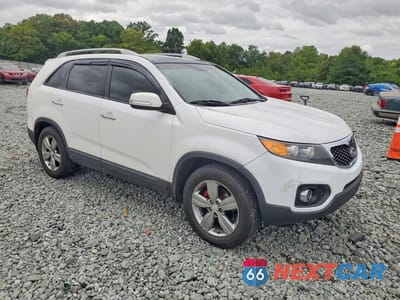 Czwarte zdjęcie samochodu z boku: 2013 KIA SORENTO EX VIN:5XYKU4A2XDG330958 - miniatura