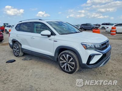 Czwarte zdjęcie samochodu z boku: 2024 VOLKSWAGEN TAOS SE VIN:3VVEX7B25RM025478 - miniatura
