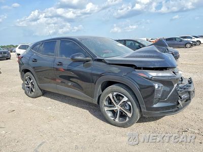Czwarte zdjęcie samochodu z boku: 2025 CHEVROLET TRAX 1RS VIN:KL77LGEP3SC006409 - miniatura