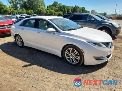 Czwarte zdjęcie samochodu z boku: 2015 LINCOLN MKZ VIN:3LN6L2G91FR610124 - miniatura