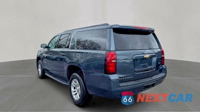 Trzecie zdjęcie samochodu z tyłu: 2019 CHEVROLET SUBURBAN K1500 LT VIN:1GNSKHKC5KR222533 - miniatura