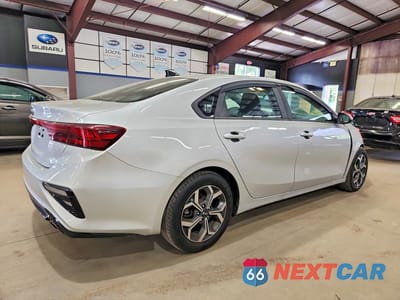 Trzecie zdjęcie samochodu z tyłu: 2019 KIA FORTE LXS VIN:3KPF24ADXKE006122 - miniatura