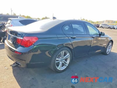 Trzecie zdjęcie samochodu z tyłu: 2015 BMW 740 I VIN:WBAYA6C50FGK16616 - miniatura
