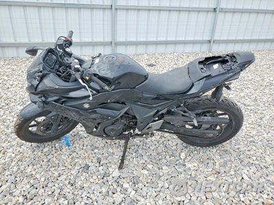 Trzecie zdjęcie samochodu z tyłu: 2018 SUZUKI GSX 250 VIN:LC6DN11A3J1100102 - miniatura