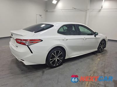 Trzecie zdjęcie samochodu z tyłu: 2018 TOYOTA CAMRY SE VIN:4T1B11HK6JU602232 - miniatura