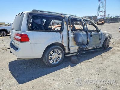 Trzecie zdjęcie samochodu z tyłu: 2014 LINCOLN NAVIGATOR L VIN:5LMJJ3J53EEL00647 - miniatura