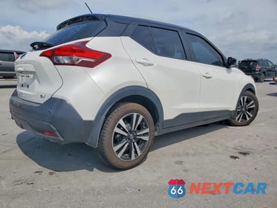 Trzecie zdjęcie samochodu z tyłu: 2020 NISSAN KICKS SV VIN:3N1CP5CV9LL519197 - miniatura