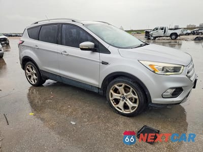 Czwarte zdjęcie samochodu z boku: 2018 FORD ESCAPE VIN:1FMCU0J97JUB72546 - miniatura