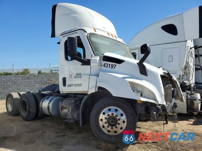Czwarte zdjęcie samochodu z boku: 2023 FREIGHTLINER CASCADIA 116 SEMI TRUCK VIN:1FUJHTDV4PLNY5039 - miniatura