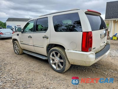 Drugie zdjęcie samochodu z przodu: 2011 CADILLAC ESCALADE LUXURY VIN:1GYS4BEF1BR219726 - miniatura