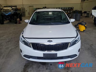 Piąte zdjęcie samochodu w środku: 2018 KIA FORTE LX VIN:3KPFL4A72JE186203 - miniatura