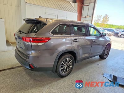 Trzecie zdjęcie samochodu z tyłu: 2019 TOYOTA HIGHLANDER XLE VIN:5TDJZRFH7KS630044 - miniatura