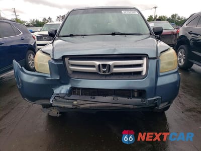 Piąte zdjęcie samochodu w środku: 2006 HONDA PILOT LX VIN:2HKYF18196H536624 - miniatura