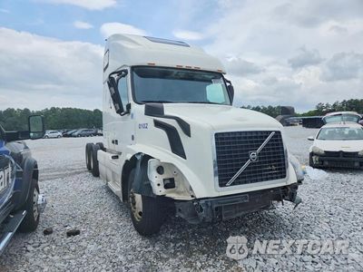 Czwarte zdjęcie samochodu z boku: 2016 VOLVO VNL SEMI TRUCK VIN:4V4NC9EH6GN938778 - miniatura
