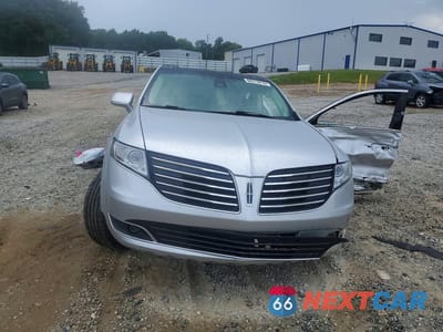 Piąte zdjęcie samochodu w środku: 2017 LINCOLN MKT VIN:2LMHJ5FK4HBL00589 - miniatura