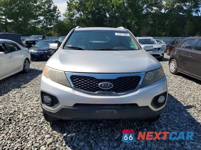 Piąte zdjęcie samochodu w środku: 2011 KIA SORENTO LX VIN:5XYKT4A16BG049523 - miniatura