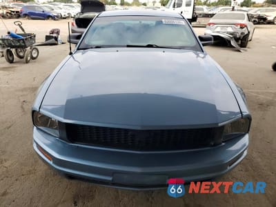 Piąte zdjęcie samochodu w środku: 2005 FORD MUSTANG VIN:1ZVFT80NX55116387 - miniatura