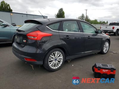 Trzecie zdjęcie samochodu z tyłu: 2015 FORD FOCUS TITANIUM VIN:1FADP3N22FL222111 - miniatura