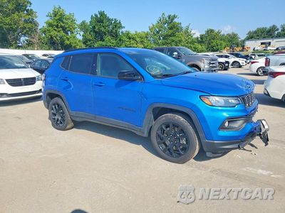 Czwarte zdjęcie samochodu z boku: 2026 JEEP COMPASS LATITUDE VIN:3C4NJDBN9TT163689 - miniatura