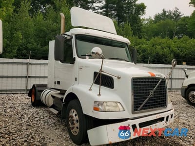 Czwarte zdjęcie samochodu z boku: 2013 VOLVO VNM SEMI TRUCK VIN:4V4M19EG5DN565821 - miniatura