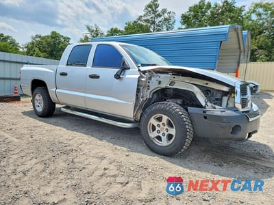 Czwarte zdjęcie samochodu z boku: 2005 DODGE DAKOTA QUAD SLT VIN:1D7HE48K45S353585 - miniatura