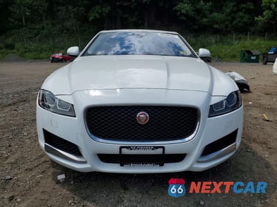 Piąte zdjęcie samochodu w środku: 2017 JAGUAR XF VIN:SAJBR4BN2HCY42624 - miniatura