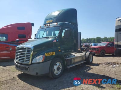 Drugie zdjęcie samochodu z przodu: 2018 FREIGHTLINER CASCADIA 113 SEMI TRUCK VIN:3AKBGADV2JSJL4392 - miniatura
