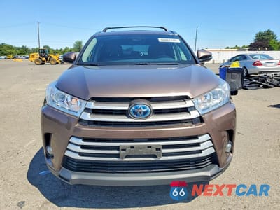 Piąte zdjęcie samochodu w środku: 2018 TOYOTA HIGHLANDER HYBRID XLE VIN:5TDJGRFH3JS040976 - miniatura