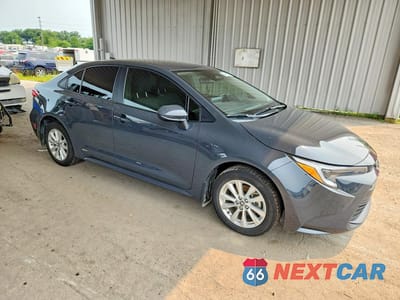 Czwarte zdjęcie samochodu z boku: 2026 TOYOTA COROLLA HYBRID LE VIN:JTDBDMHE9T3028080 - miniatura