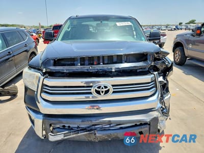 Piąte zdjęcie samochodu w środku: 2016 TOYOTA TUNDRA CREWMAX SR5 VIN:5TFEW5F1XGX198556 - miniatura