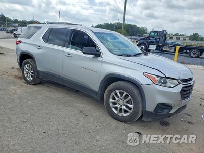 Czwarte zdjęcie samochodu z boku: 2018 CHEVROLET TRAVERSE LS VIN:1GNEVLKW0JJ240131 - miniatura