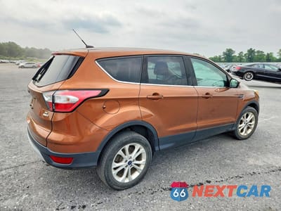 Trzecie zdjęcie samochodu z tyłu: 2017 FORD ESCAPE SE VIN:1FMCU9GD2HUD91831 - miniatura