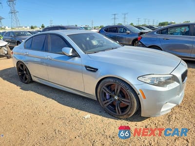 Czwarte zdjęcie samochodu z boku: 2013 BMW M5 VIN:WBSFV9C59DD097018 - miniatura