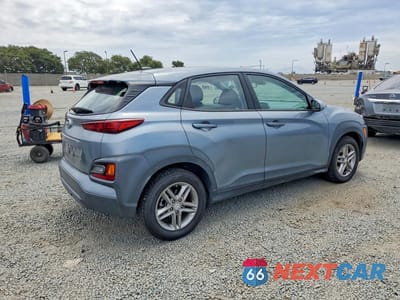 Trzecie zdjęcie samochodu z tyłu: 2020 HYUNDAI KONA SE VIN:KM8K12AA1LU501805 - miniatura