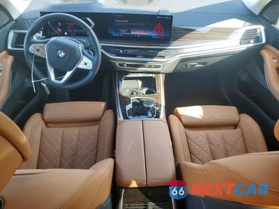 Zdjęcie 8 z 13 samochodu: 2025 BMW X7 XDRIVE40I VIN:5UX23EM03S9Y33456 - miniatura