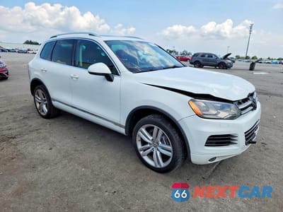 Czwarte zdjęcie samochodu z boku: 2013 VOLKSWAGEN TOUAREG V6 TDI VIN:WVGEP9BP3DD004411 - miniatura