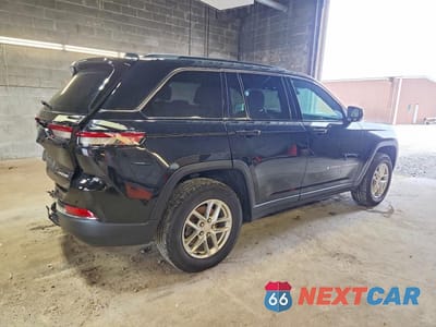 Trzecie zdjęcie samochodu z tyłu: 2025 JEEP GRAND CHEROKEE LAREDO VIN:1C4RJHAG5SC320821 - miniatura
