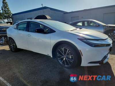 Czwarte zdjęcie samochodu z boku: 2023 TOYOTA PRIUS XLE VIN:JTDADABU7P3005039 - miniatura