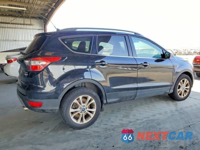 Trzecie zdjęcie samochodu z tyłu: 2018 FORD ESCAPE SEL VIN:1FMCU9HD5JUC64690 - miniatura