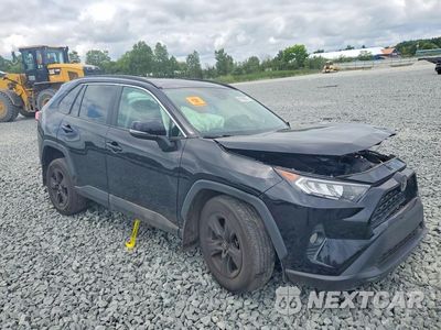 Czwarte zdjęcie samochodu z boku: 2021 TOYOTA RAV4 XLE VIN:2T3P1RFV9MC185770 - miniatura
