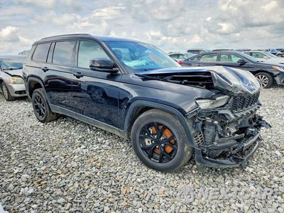 Czwarte zdjęcie samochodu z boku: 2024 JEEP GRAND CHEROKEE L LAREDO VIN:1C4RJKAG1R8517639 - miniatura