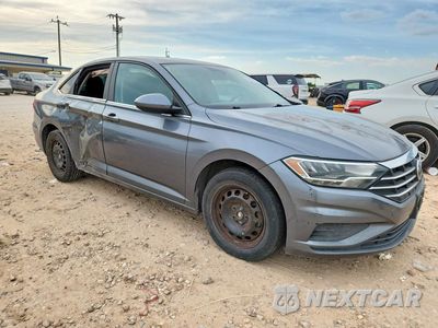 Czwarte zdjęcie samochodu z boku: 2019 VOLKSWAGEN JETTA S VIN:3VWC57BU9KM062663 - miniatura