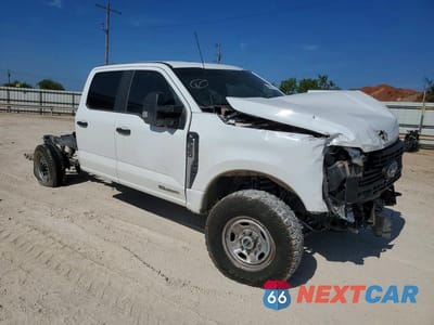 Czwarte zdjęcie samochodu z boku: 2023 FORD F350 SUPER DUTY VIN:1FT8W3BT7PEC11395 - miniatura