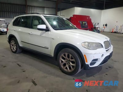 Czwarte zdjęcie samochodu z boku: 2013 BMW X5 XDRIVE35I VIN:5UXZV4C56D0B17404 - miniatura