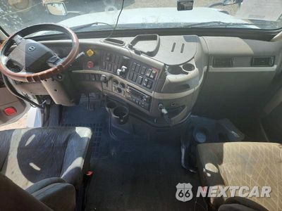 Zdjęcie 8 z 12 samochodu: 2018 VOLVO VNL SEMI TRUCK VIN:4V4NC9EH9JN889440 - miniatura