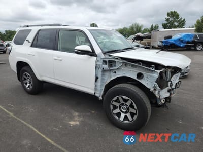 Czwarte zdjęcie samochodu z boku: 2023 TOYOTA 4RUNNER TRD OFF-ROAD PREMIUM VIN:JTERU5JR3P6177070 - miniatura