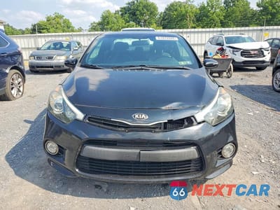Piąte zdjęcie samochodu w środku: 2016 KIA FORTE KOUP SX VIN:KNAFZ6A3XG5580508 - miniatura
