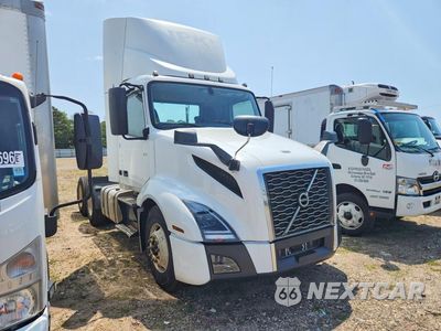 Czwarte zdjęcie samochodu z boku: 2019 VOLVO VNL SEMI TRUCK VIN:4V4NC9EG9KN222229 - miniatura
