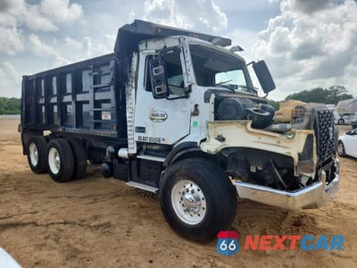 Czwarte zdjęcie samochodu z boku: 2022 VOLVO VHD DUMP TRUCK VIN:4V5KC9EH6NN303099 - miniatura