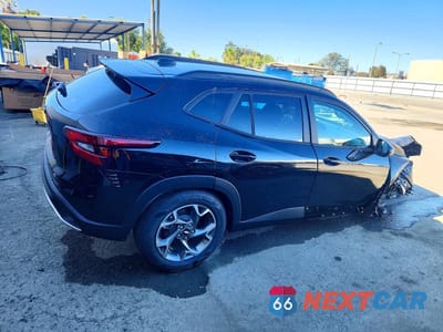 Trzecie zdjęcie samochodu z tyłu: 2026 CHEVROLET TRAX 1LT VIN:KL77LHEP6TC206126 - miniatura